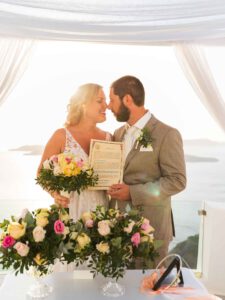 Kus tegenlicht bruiloft Santorini